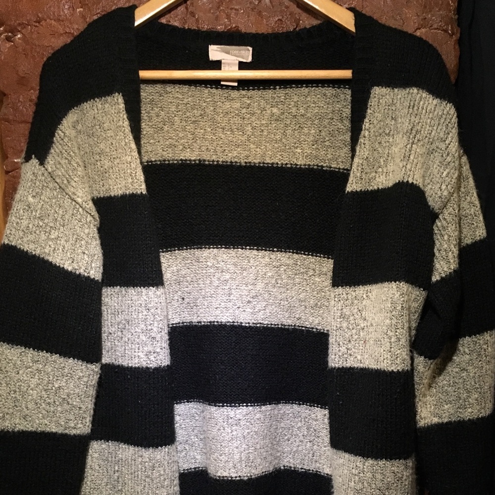 〰️Black & Gray Striped Cardigan〰️